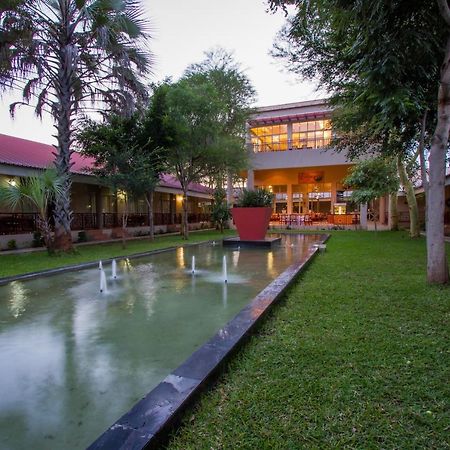 Cityblue Courtyard Hotel & Suites, ليفينغستون المظهر الخارجي الصورة